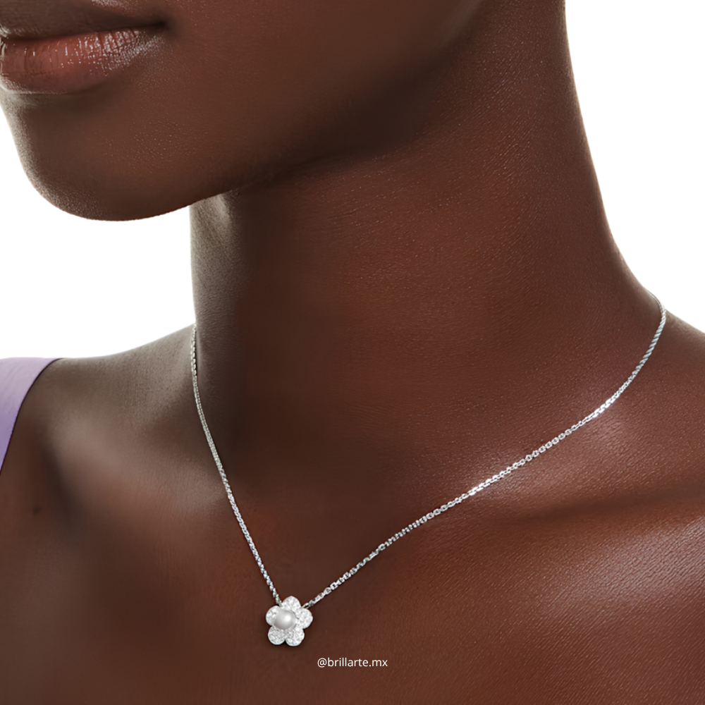 Collar Swarovski de flor con perla