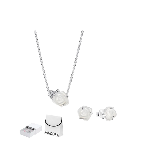 Set rosas blancas floreciendo