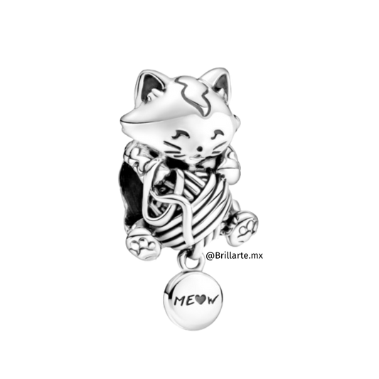 Charm gatito y bola de estambre